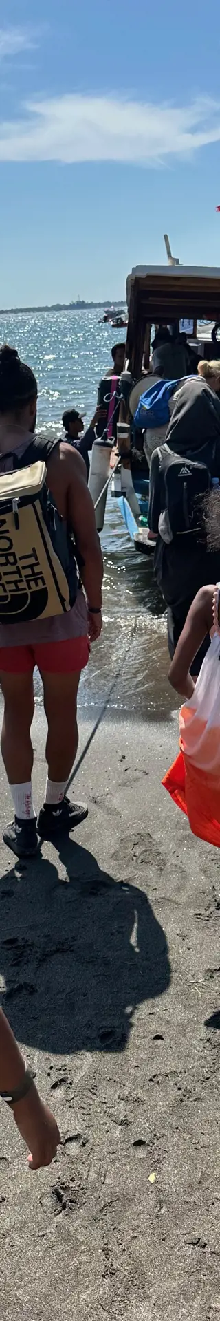 Anstehen fürs lokale Mini-Boot